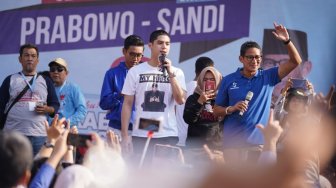 Di Surabaya, Sandiaga Ditemani Al Ghazali Bernyanyi Hadapi dengan Senyuman