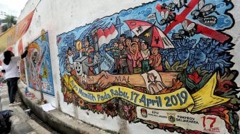 Seniman menggambar mural di kawasan Sudirman, Jakarta, Minggu (31/3). [Suara.com/Muhaimin A Untung]