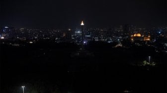 Suasana Monas yang penerangannya dipadamkan saat berlangsung Earth Hour di Jakarta, Sabtu (30/3). ANTARA FOTO/Sigid Kurniawan