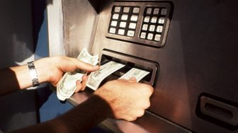 Kasihan Melihat Saldo ATM Korban Kosong, Perampok Ini Kembalikan Uangnya