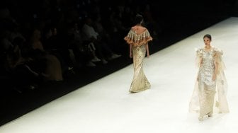 Model mengenakan busana rancangan Jimmy Fei Fei pada ajang Indonesia Fashion Week (IFW) 2019 di Jakarta Convention Center, Jakarta, Minggu (31/3). [Suara.com/Muhaimin A Untung]