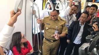 Momen Gubernur Anies Bareng Warga Ramai-ramai Ngantor Naik MRT