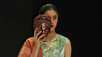 Model mengenakan busana rancangan Anna Budiman pada ajang Indonesia Fashion Week (IFW) 2019 di Jakarta Convention Center, Jakarta, Minggu (31/3). [Suara.com/Muhaimin A Untung]