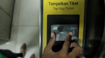 Calon penumpang berjalan memasuki stasiun MRT pada hari pertama fase operasi secara komersial (berbayar) di Stasiun MRT Lebak Bulus, Jakarta, Senin (1/4). [Suara.com/Muhaimin A Untung]