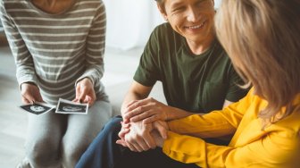 Tak Punya Rahim, Perempuan Ini Pinjam Rahim Sang Ibu untuk Melahirkan