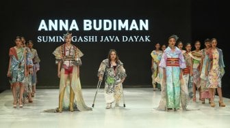 Model mengenakan busana rancangan Anna Budiman pada ajang Indonesia Fashion Week (IFW) 2019 di Jakarta Convention Center, Jakarta, Minggu (31/3). [Suara.com/Muhaimin A Untung]