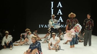 Artis sekaligus desainer Ivan Gunawan bersama model mengenakan busana rancangannya pada ajang Indonesia Fashion Week (IFW) 2019 di Jakarta Convention Center, Jakarta, Minggu (31/3). [Suara.com/Muhaimin A Untung]