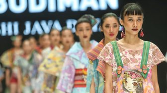 Model mengenakan busana rancangan Anna Budiman pada ajang Indonesia Fashion Week (IFW) 2019 di Jakarta Convention Center, Jakarta, Minggu (31/3). [Suara.com/Muhaimin A Untung]