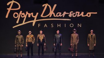 Model mengenakan busana rancangan Poppy Dharsono pada ajang Indonesia Fashion Week (IFW) 2019 di Jakarta Convention Center, Jakarta, Minggu (31/3). [Suara.com/Muhaimin A Untung]