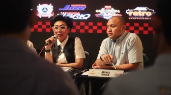 GM Sentul International Circuit Lola Moenek (tengah), Perwakilan dari IMI (Ikatan Motor Indonesia) yang juga Pembalap, Ananda Mikola (kanan), dan CEO ABM Enterprise Vivi Montolalu (kiri), saat Press Conference jelang kejurnas ISSOM 2019 di Jakarta, Senin (1/4). [Suara.com/Muhaimin A Untung]