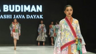 Model mengenakan busana rancangan Anna Budiman pada ajang Indonesia Fashion Week (IFW) 2019 di Jakarta Convention Center, Jakarta, Minggu (31/3). [Suara.com/Muhaimin A Untung]