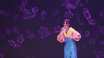 Penyanyi Agatha Suci saat bernyanyi dalam acara Indonesia Fashion Week 2019 di Jakarta Convention Center, Jakarta, Minggu (31/3). [Suara.com/Muhaimin A Untung]