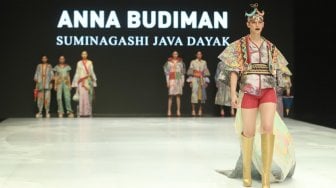 Model mengenakan busana rancangan Anna Budiman pada ada ajang Indonesia Fashion Week (IFW) 2019 di Jakarta Convention Center, Jakarta, Minggu (31/3). [Suara.com/Muhaimin A Untung]