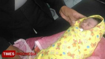 Tali Pusar Masih Menempel, Bayi Mungil Dibuang Orang Tuanya di Pos Kamling