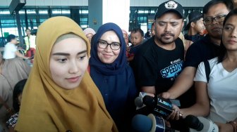 Sebelum Umrah, Ayu Ting Ting Disuapi Ayah Rozak