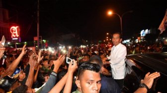 Kampanye di Papua, Jokowi 6 Kali Berhenti karena Dicegat Massa