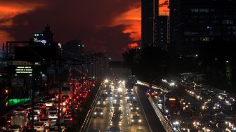 Kendaraan bermotor terjebak kemacetan di Jalan MT Haryono, Jakarta, Selasa (2/4). [Suara.com/Arief Hermawan P]
