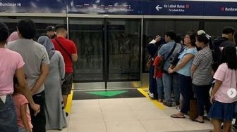 Bikin Terharu, Begini Seharusnya Warga Antre Naik MRT