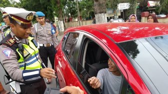 Keren, Pengguna Jalan Raya di Blitar Dapatkan Sosialisasi Tilang Rokok