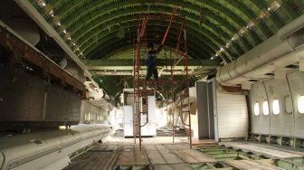 Sejumlah pekerja menyelesaikan perakitan badan pesawat Boeing 747-400, di Bekasi, Jawa Barat, Senin (1/4).[ANTARA FOTO/Risky Andrianto]