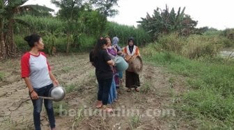 Cara Unik Emak-emak Cari Korban Hilang di Mojokerto