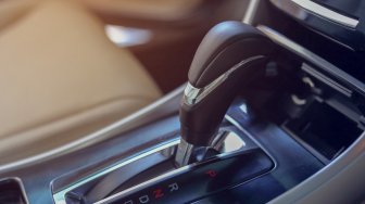 Mitos atau Fakta: Tuas Transmisi Matik Bisa Pindah Posisi dari Drive ke Reverse?