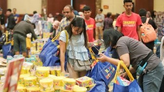 Pengunjung berbelanja mainan yang dijual dalam gelaran Kidz Station Warehouse Sale di Senayan City, Jakarta, Rabu (3/4). [Suara.com/Muhaimin A Untung]