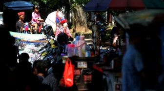 Warga berwisata di kawasan Setu Babakan, Jakarta Selatan, Rabu (3/4). [Suara.com/Arief Hermawan P]