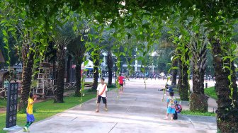 Suasana aktifitas di Lapangan Banteng, Jakarta, Rabu (4/3). [Suara.com/Oke Atmaja]