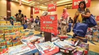 Pengunjung berbelanja mainan yang dijual dalam gelaran Kidz Station Warehouse Sale di Senayan City, Jakarta, Rabu (3/4). [Suara.com/Muhaimin A Untung]