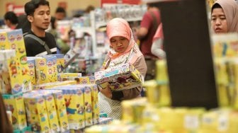 Pengunjung berbelanja mainan yang dijual dalam gelaran Kidz Station Warehouse Sale di Senayan City, Jakarta, Rabu (3/4). [Suara.com/Muhaimin A Untung]