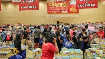 Pengunjung berbelanja mainan yang dijual dalam gelaran Kidz Station Warehouse Sale di Senayan City, Jakarta, Rabu (3/4). [Suara.com/Muhaimin A Untung]