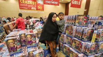 Pengunjung berbelanja mainan yang dijual dalam gelaran Kidz Station Warehouse Sale di Senayan City, Jakarta, Rabu (3/4). [Suara.com/Muhaimin A Untung]