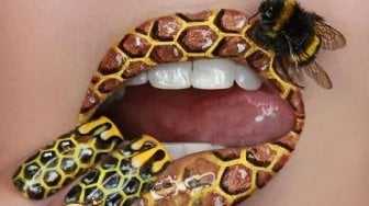 Seni Tingkat Tinggi, Bikin Lip Art dari Serangga Mati