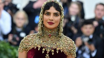 Duh, 3 Wanita Ini Pernah Marah Besar Pada Priyanka Chopra karena Lelaki