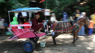 Warga berwisata di kawasan Setu Babakan, Jakarta Selatan, Rabu (3/4). [Suara.com/Arief Hermawan P]