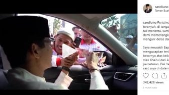 Sandiaga Buka Kaca Mobil, Warga Berebut Kasih Uang Sumbangan untuk Kampanye