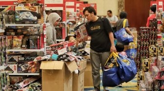 Pengunjung berbelanja mainan yang dijual dalam gelaran Kidz Station Warehouse Sale di Senayan City, Jakarta, Rabu (3/4). [Suara.com/Muhaimin A Untung]