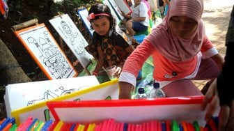 Warga berwisata di kawasan Setu Babakan, Jakarta Selatan, Rabu (3/4). [Suara.com/Arief Hermawan P]