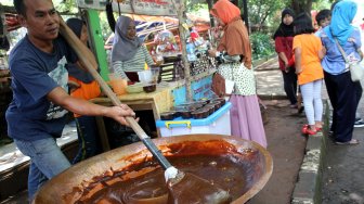 Warga berwisata di kawasan Setu Babakan, Jakarta Selatan, Rabu (3/4). [Suara.com/Arief Hermawan P]