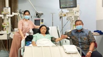 Sembari Genggam SBY, Ani Berusaha Beri Senyuman Terbaik untuk Keluarga