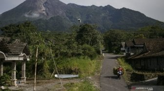 Lava Pijar Gunung Merapi Meluncur dan Berguguran saat Warga Sahur