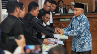 Ketua Dewan Kehormatan PAN Amien Rais mengikuti sidang di Pengadilan Negeri Jakarta Selatan, Kamis (4/4).[Suara.com/Muhaimin A Untung]