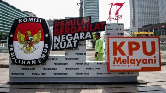 Papan sosialisasi pemilu 2019 di kawasan Bundaran HI, Jakarta, Rabu (3/4).[ANTARA FOTO/Rivan Awal Lingga]
