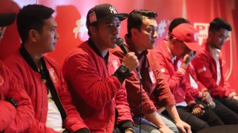Ketua Umum PKPI Diaz Hendropriyono bersama Grup Band Republik saat deklarasi dukungan di Jakarta, Kamis (4/4). [Suara.com/Muhaimin A Untung]