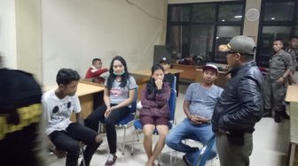 Pesta Miras di Makam Keramat, Tiga Pria dan Dua Wanita Diciduk Satpol PP