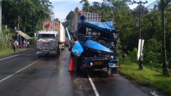 Amankan Kendaraan Terguling, Mobil Polisi Disambar Truk Kontainer