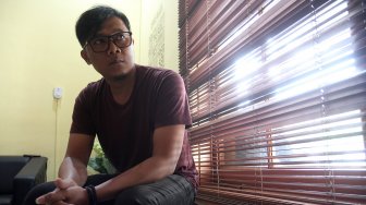 Personil Band Cassandra berpose saat mengunjungi Kantor Redaksi Suara.com, Jakarta, Kamis (4/4). [Suara.com/Arief Hermawan P]