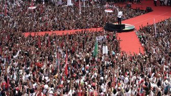 Calon Presiden nomor urut 01 Joko Widodo menyampaikan orasi politik saat kampanye terbuka di GOR Satria, Purwokerto, Banyumas, Jawa Tengah, Kamis (4/4). [ANTARA FOTO/Idhad Zakaria]