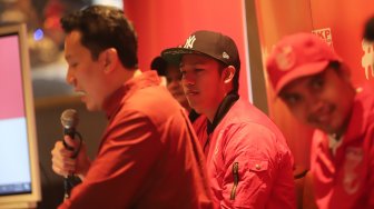 Ketua Umum PKPI Diaz Hendropriyono bersama Grup Band Republik saat deklarasi dukungan di Jakarta, Kamis (4/4). [Suara.com/Muhaimin A Untung]